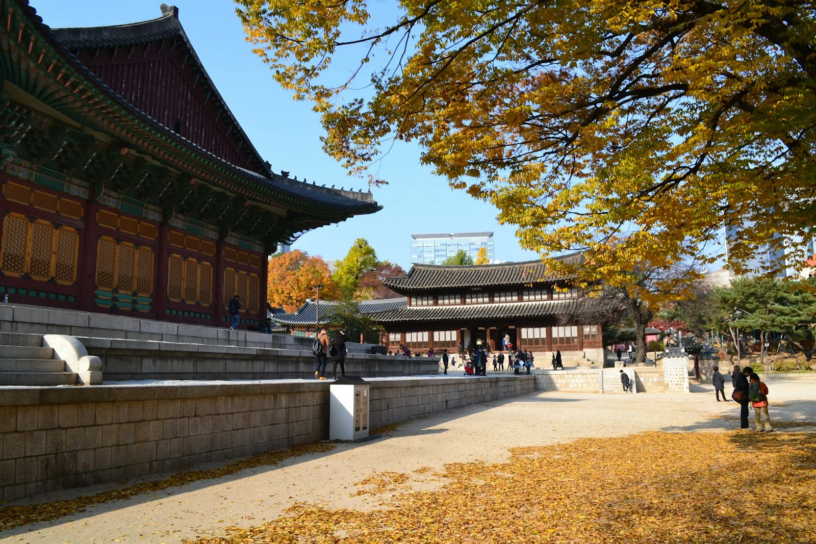 徳寿宮と石垣道