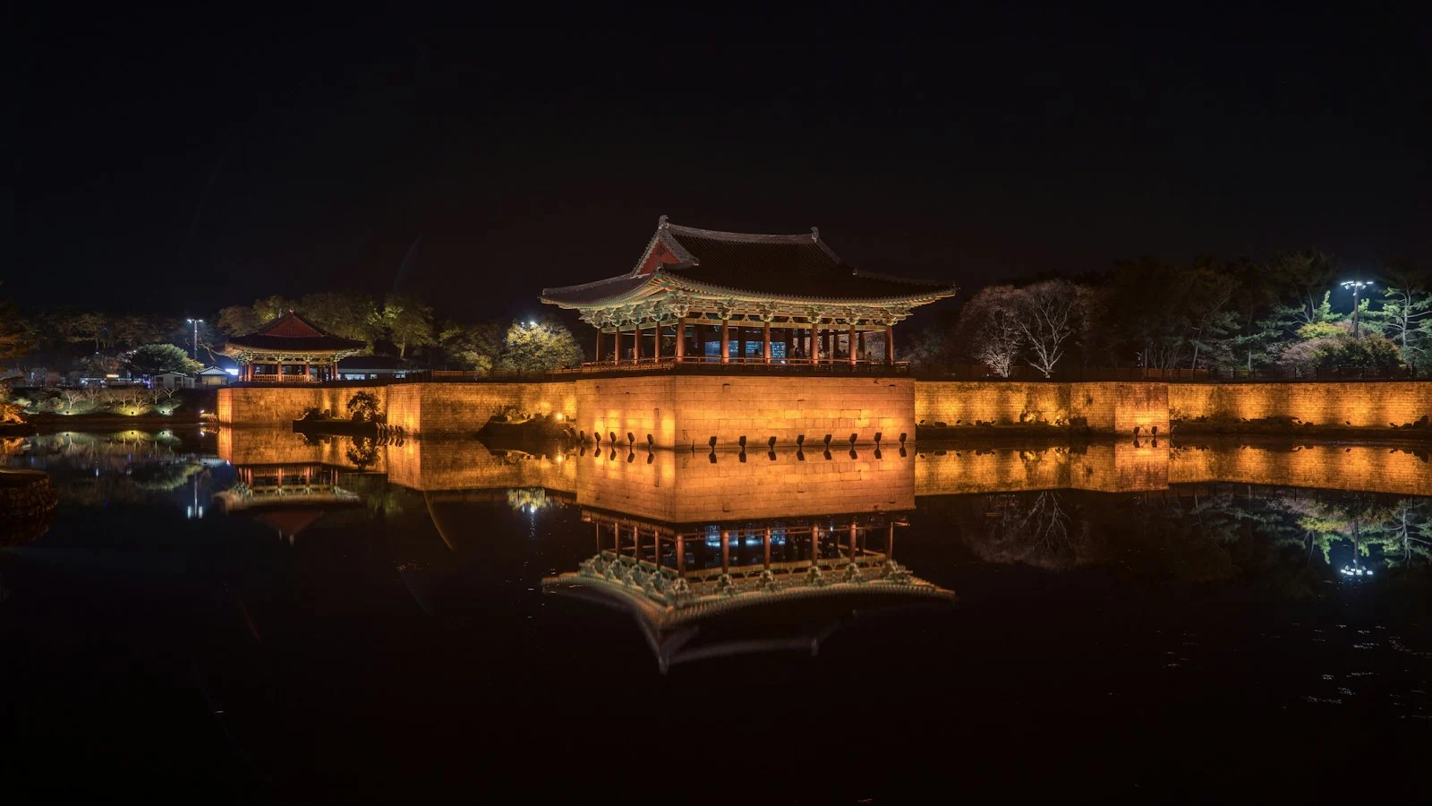 東宮と月池